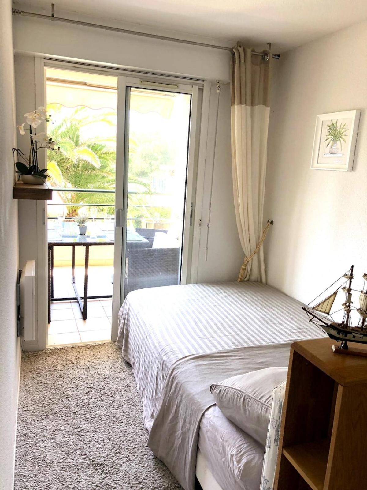 Les Pieds Dans L'eau T2 Avec Vue Et Piscine Appartement